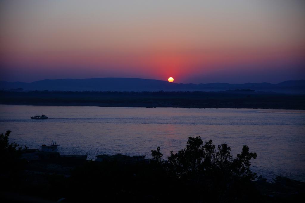 Aye Yar River View Resort Bagan Bagian luar foto